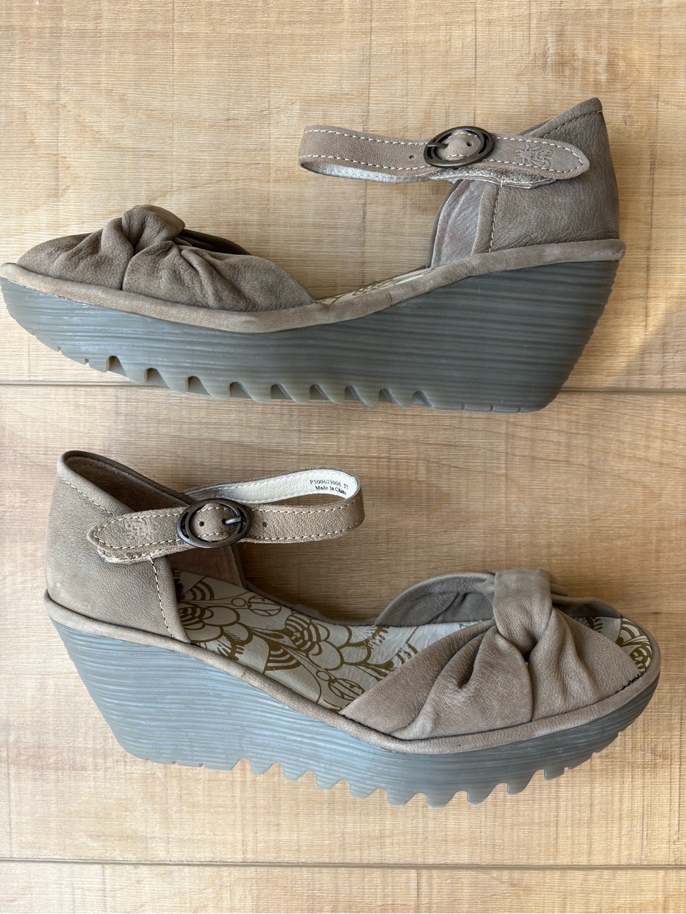 Fly London Yoel Knotted Bow Suede Wedge Maryjane Peeptoe Sandals. Size 37